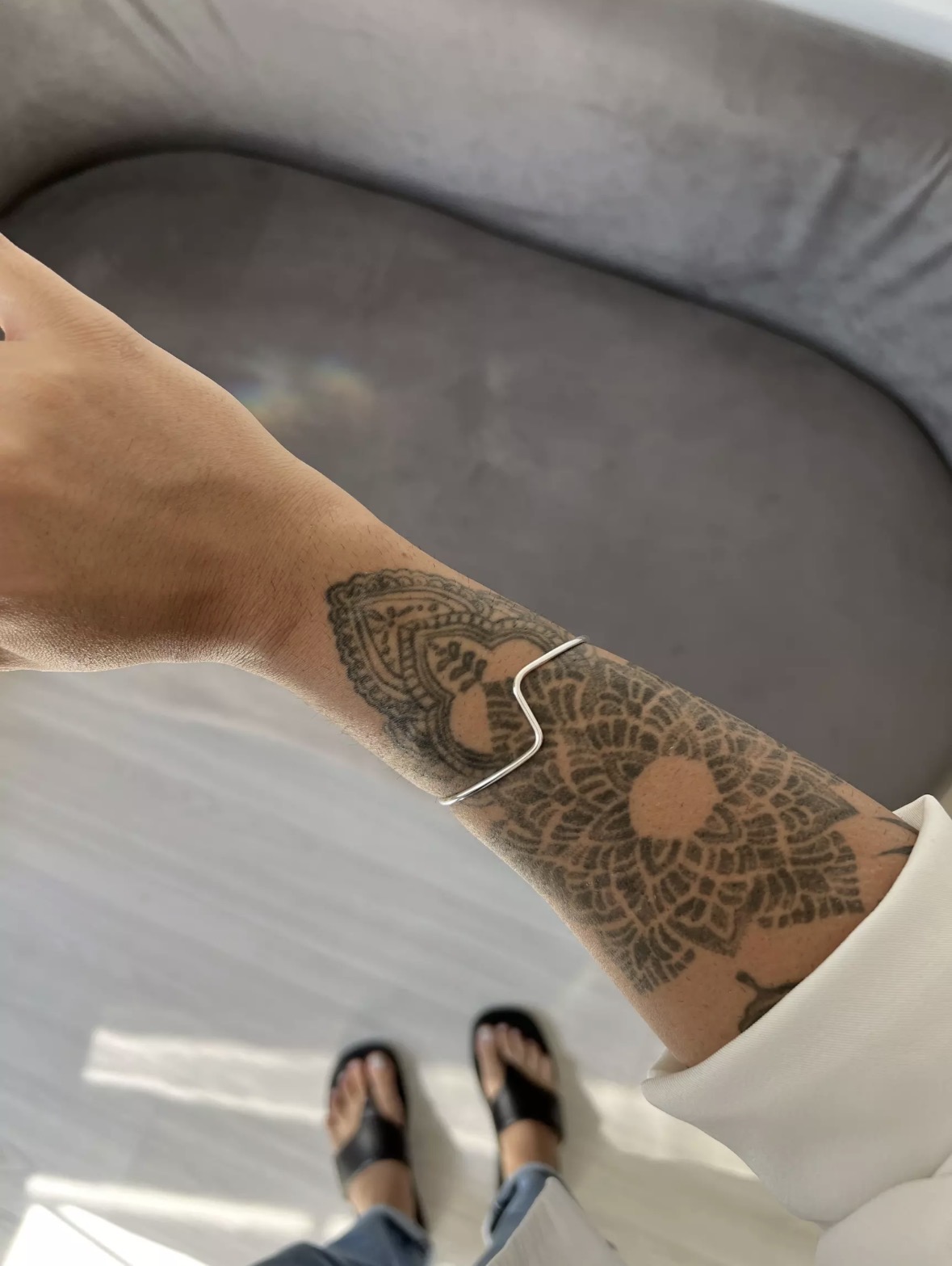 Bracelete Ondulado — foto no corpo